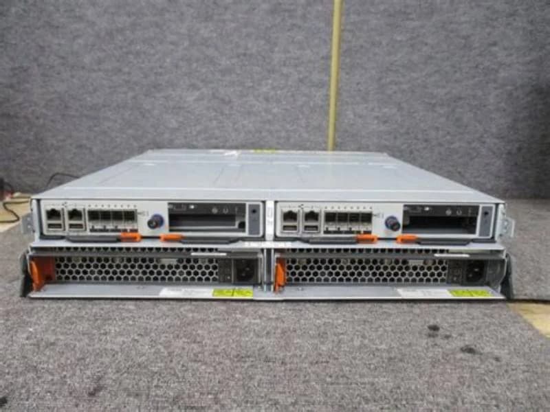 IBM Storwize V3700 LFF Dual Control Enclosure, disk massivi, 12 yuva (SAS) (2072-12C)