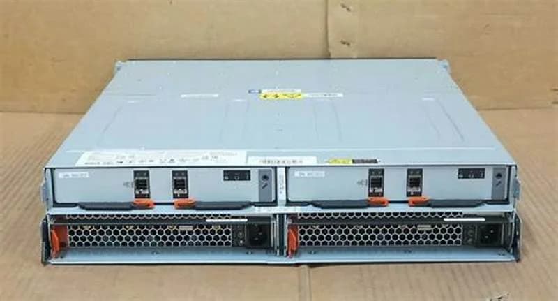 IBM Storwize V7000 SFF Expansion Enclosure, disk massivi, 24 yuva (SAS) (2076-24F)